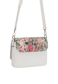Weiße synthetische Handtasche mit einem lebhaften Blumenmuster auf der Klappe. Sie verfügt über einen abnehmbaren Tragegurt und silberne Hardware-Elemente.