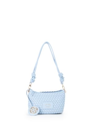 Borsa a mano in pelle intrecciata azzurro chiaro con tracolla annodata e ciondolo rotondo, con ferrature dorate e patch con logo frontale.