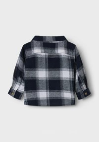 Camicia in flanella a quadri blu navy e bianco con colletto a punta, maniche lunghe con polsini a bottone e orlo dritto sul retro.