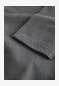 Non sélectionné, charcoal grey bear