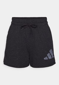 Calções atléticos pretos feitos de tecido texturizado, com um cós elástico e cordão de ajuste, acentuados por um logotipo cinza na perna inferior.