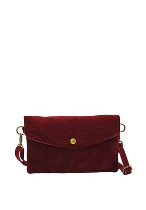 Petit sac bandoulière rectangulaire en daim rouge foncé avec rabat et fermeture par un seul bouton doré, bandoulière réglable, sur fond blanc.