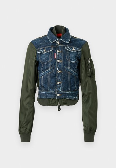 Korte jas die donker denim combineert met olijfgroene nylon mouwen, met twee borstzakken, zilveren knopen en een geribde zoom.