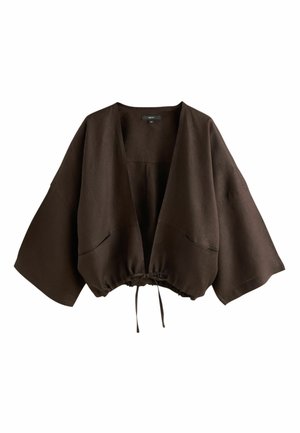 Sötétbarna, bő szabású, rövidített dzseki széles ujjakkal, nyitott elejű, két oldalzsebbel és állítható húzózsinóros szegéllyel.