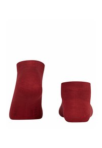 Czerwone skarpetki za kostkę o gładkiej teksturze, z prążkowanym mankietem i bezszwowym designem. Kolor jest jednolity, bez widocznych wzorów czy akcentów.