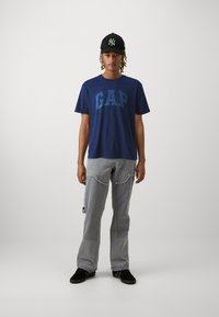GAP LOGO FOURTH OF JULY - Marškinėliai su spaudiniu - dark indigo