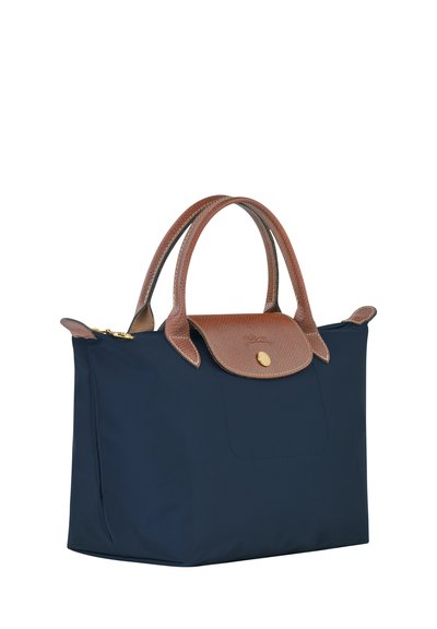 Marineblaue Nylon-Handtasche mit braunen Lederakzenten, strukturierte Form, zwei Griffe und einem Druckknopfverschluss oben.