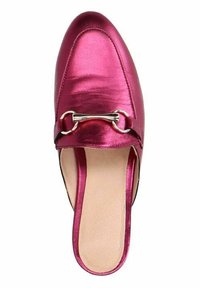 Fuchsia satijnen instapschoen met een ronde neus, voorzien van een metallic accentdetail. Gladde textuur met een platte zool en open achterkant.