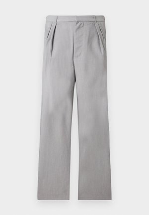 Lichtgrijze rechte broek met voorplooien en een tailleband tegen een effen achtergrond.