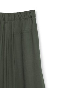 Gonna in lino verde oliva con vita elasticizzata arricciata, dotata di una tasca sul retro e una texture morbida e fluida.