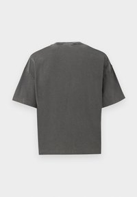 Camiseta de algodón gris con un corte relajado, mangas cortas y cuello redondo, que presenta un diseño liso y una textura suave.