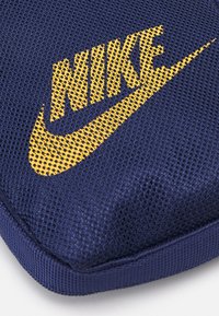 Nike Sportswear HERITAGE UNISEX - Mala a tiracolo - midnight navy/midnight navy/pollen