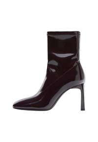 Burgundy lakattu nilkkuri, jossa on terävä kärki ja tyylikäs, tiukka varsi. Varustettu korkealla stiletto-korolla ja näkyvillä saumoilla.