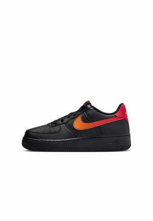 Zwarte leren Nike Air Force 1 sneakers met oranje en rode accenten, een gestructureerd bovenwerk en een zwarte rubberen zool. Geperforeerde neus voor ademend vermogen.