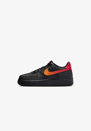 Zwarte leren Nike Air Force 1 sneakers met oranje en rode accenten, een gestructureerd bovenwerk en een zwarte rubberen zool. Geperforeerde neus voor ademend vermogen.