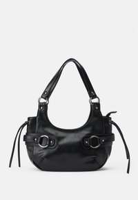 Melnas ādas rokassoma ar noapaļotu formu, kurai ir divi sānu sprādzes, gluda tekstūra un īsa plecu siksna. Akcenti ietver sānu pušķus.