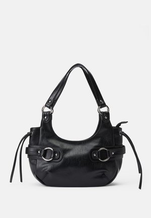 Svart lærveske med rund form, med to side-spenner, glatt tekstur og en kort skulderstropp. Detaljer inkluderer sidefransker.