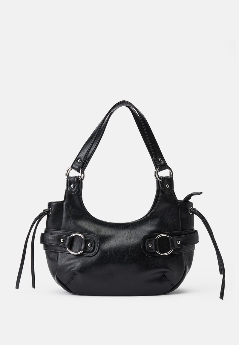 Melnas ādas rokassoma ar noapaļotu formu, kurai ir divi sānu sprādzes, gluda tekstūra un īsa plecu siksna. Akcenti ietver sānu pušķus.