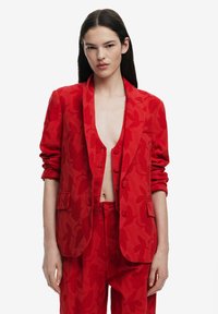 Rode bloemenjacquard blazer met uitspringende revers, enkele knoopsluiting en opgestikte mouwen, gecombineerd met een bijpassende laag uitgesneden vest.
