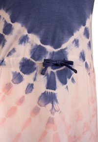 Abito tie-dye con sfumature di blu navy, rosa e bianco. Tessuto morbido con scollatura rotonda e un cordoncino frontale per la regolazione.