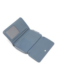 Mėlyna odinė piniginė su užtrauktuku, daugybe kortelių skyrių, skaidriu asmens dokumento langeliu ir lygiu paviršiumi. Ypatybės – kontrastinga siuvinėjimo spalva.