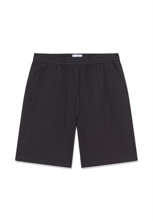 Fekete tűszegélyes, térdig érő rövidnadrág rugalmas derékpánttal és oldalzsebekkel, fehér háttéren lefektetve.