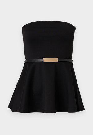 Μαύρο αμάνικο φόρεμα με φούστα που φουσκώνει και λεπτή μαύρη ζώνη με ορθογώνια χρυσή πόρπη στη μέση.