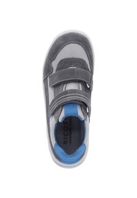 Scarpa grigia e blu con suola ammortizzata, parte superiore in rete e due cinturini in velcro. Presenta una texture liscia e un design curvo per il comfort.