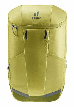 Deuter rugtas in olijfgroen, met een ronde bovenkant, twee zijritsen, verstelbare schouderbanden en reflecterende accenten aan de onderkant.