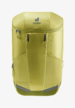 Deuter rugtas in olijfgroen, met een ronde bovenkant, twee zijritsen, verstelbare schouderbanden en reflecterende accenten aan de onderkant.