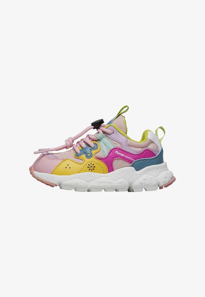 Barevná atletická bota s růžovými, žlutými a modrými panely, texturovanou bílou podrážkou a růžovým elastickým šněrováním s posuvným uzávěrem.