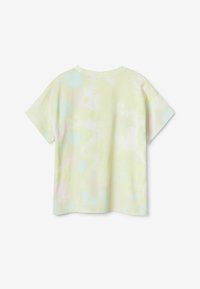 T-shirt à manches courtes en tie-dye pastel avec une coupe décontractée. Fabriqué en tissu en coton doux, avec des motifs de dégradé léger de vert, bleu et rose.