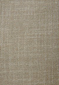 Gęsto tkana beżowa tkanina o szorstkiej fakturze, ukazująca jednolity wzór w kratę utworzony przez poziome i pionowe nici.
