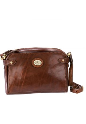 Borsa a tracolla in pelle marrone con placca logo dorata e tracolla regolabile, dotata di un compartimento principale con zip.