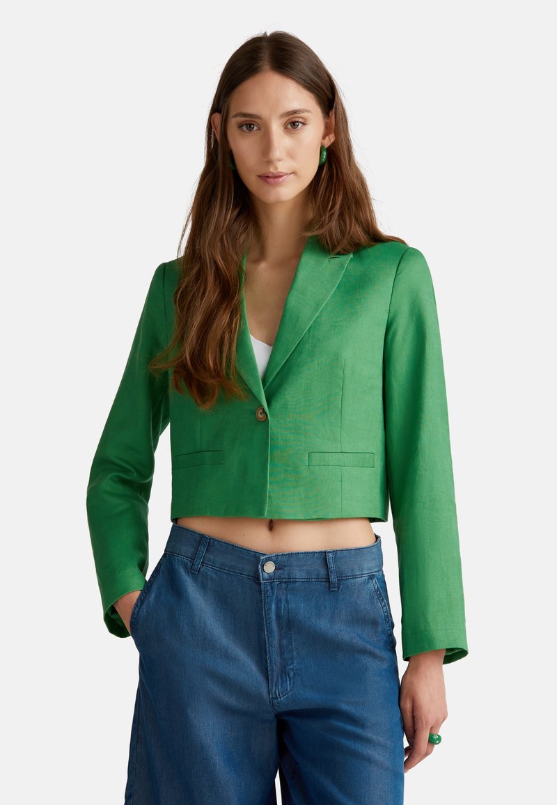 Blazer court vert en tissu léger avec revers à cran et fermeture à un seul bouton. Comprend deux poches avant et des manches longues.