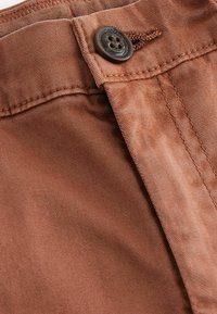Next REGULAR FIT - Lühikesed teksad - rust brown