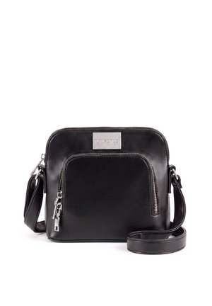 Borsa a tracolla in pelle nera con tasca frontale con zip e tracolla regolabile su sfondo bianco.