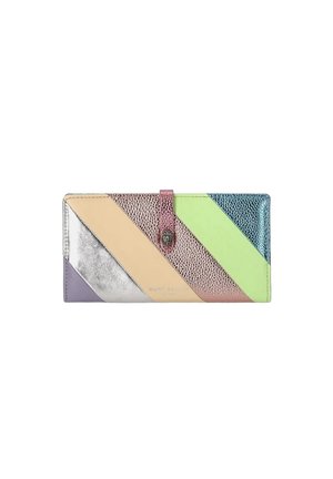Portafoglio in pelle colorato con strisce diagonali in argento, beige, rosa, verde lime e blu, chiuso con una cinghia rosa con un bottone metallico.