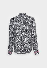 Musta pitkähihainen napillinen paita, jossa valkoisia pilkkuja ja pienet vaaleanpunaiset reunukset hihoissa, kaulus käännetty alas.