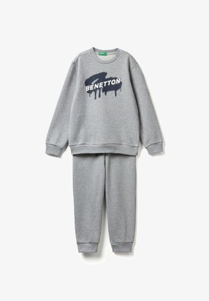 Grijs sweatshirts- en sweatpants-set met "BENETTON" logo in het wit op een zwarte verfstreek op de voorkant van het sweatshirt.