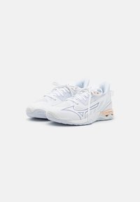 Adidași albi din material mesh și sintetic, cu accente bleu deschis, talpă texturată și logo proeminent pe lateral.