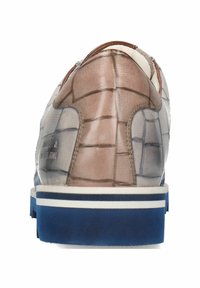 Scarpa marrone e beige con motivo, upper testurizzato, suola blu e dettagli bianchi. Progettata per un uso informale con una forma arrotondata.