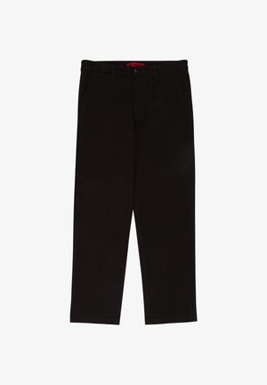 Czarne bawełniane spodnie o prostym kroju, z zapięciem na guziki, szlufkami na pasek i przednimi kieszeniami. Gładka faktura, bez widocznych wzorów.