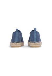 Espadrilles en suédine bleue avec une semelle en corde de jute, présentant un bout rond et une languette à l'arrière pour un enfilage facile.
