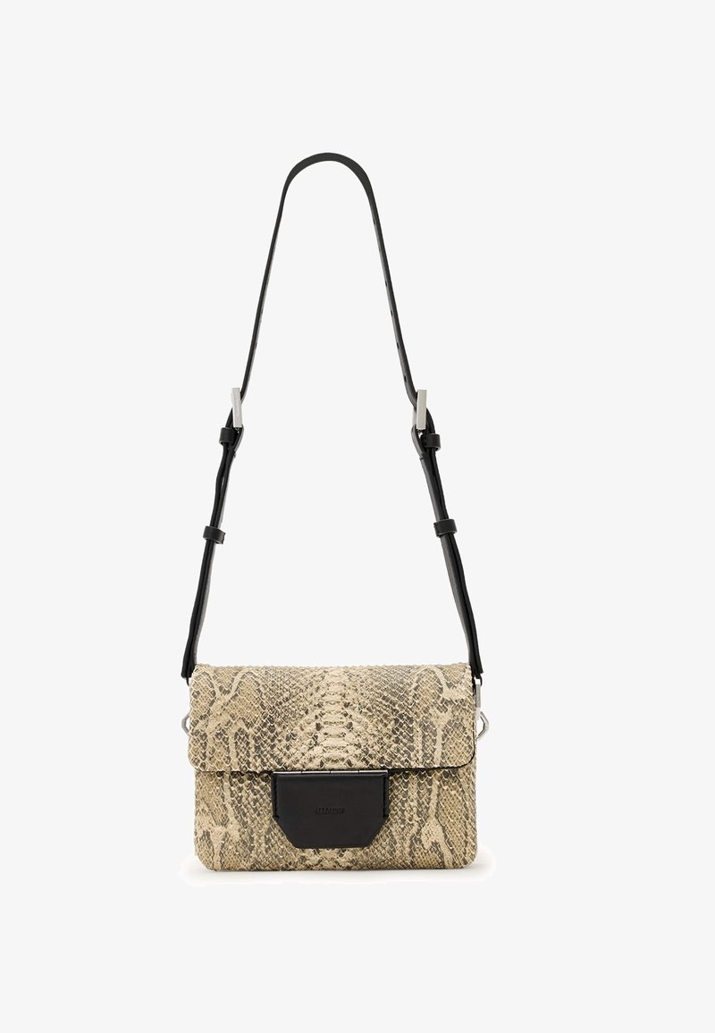 Borsa a tracolla con stampa serpente e finitura beige testurizzata. Presenta una patta in pelle nera e una tracolla regolabile, aggiungendo contrasto al design.