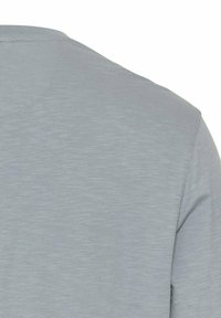 Helles graues Langarmshirt mit glatter Textur und dezentem horizontalem Muster. Verfügt über einen runden Ausschnitt und eine genähte Schulternaht.