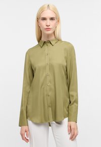 Camicia abbottonata verde oliva con colletto, maniche lunghe e una texture liscia simile alla seta. Presenta bottoni dorati lungo la parte anteriore.