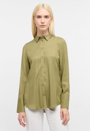 Camicia abbottonata verde oliva con colletto, maniche lunghe e una texture liscia simile alla seta. Presenta bottoni dorati lungo la parte anteriore.