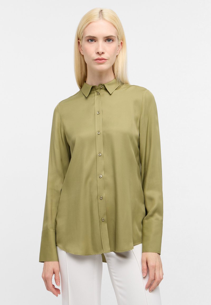 Camicia abbottonata verde oliva con colletto, maniche lunghe e una texture liscia simile alla seta. Presenta bottoni dorati lungo la parte anteriore.