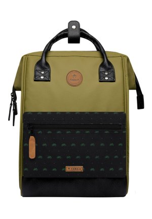 Rucksack aus olivgrünem Stoff mit schwarzen Lederakzenten. Verfügt über eine vordere Zippertasche mit einem Fahrradmuster und einem Logopatch.